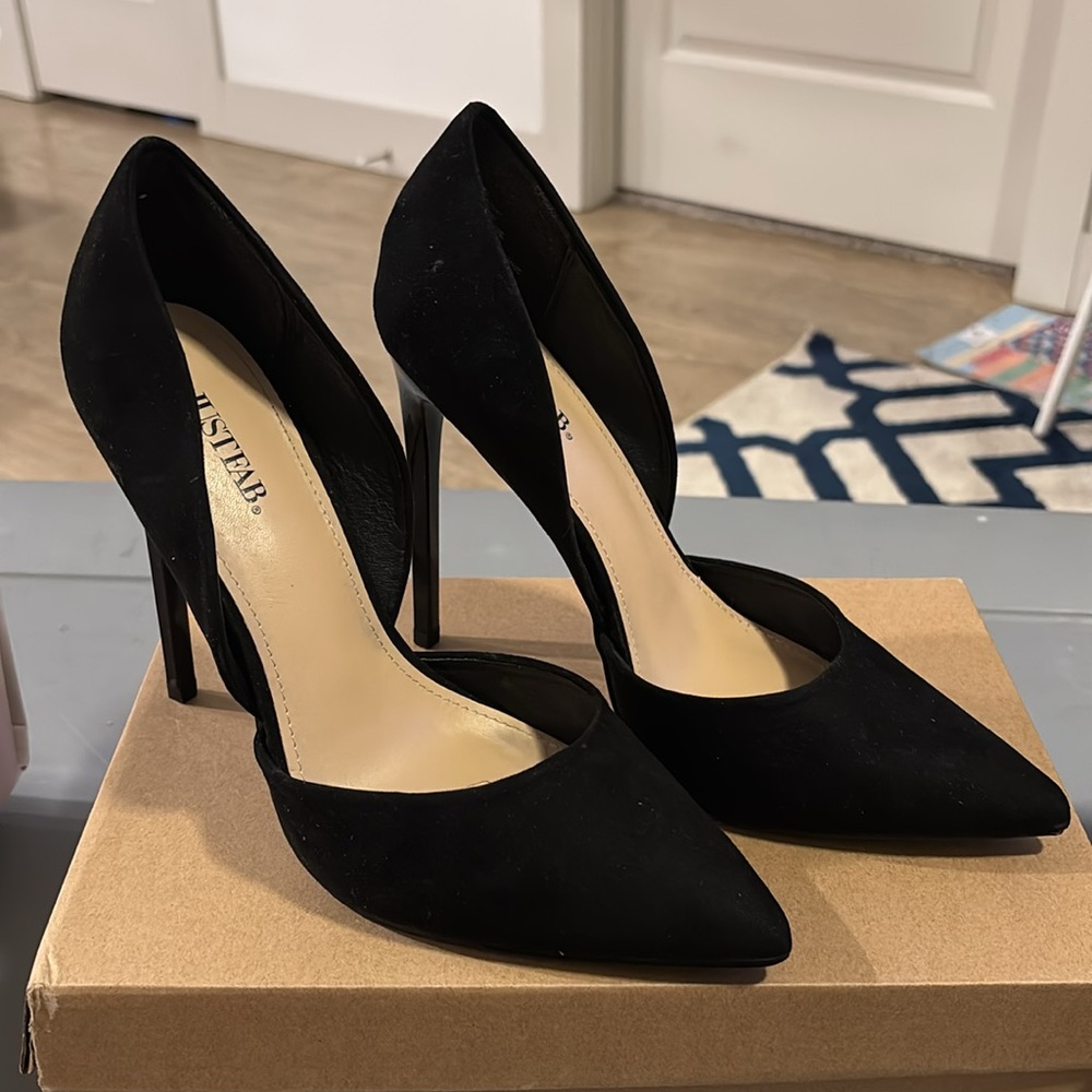 Black high heel pumps